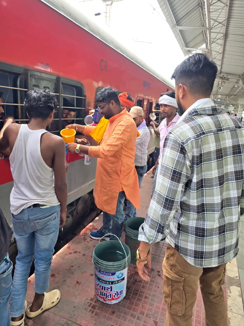 भीषण गर्मी मे शितल पेय जल सेवा