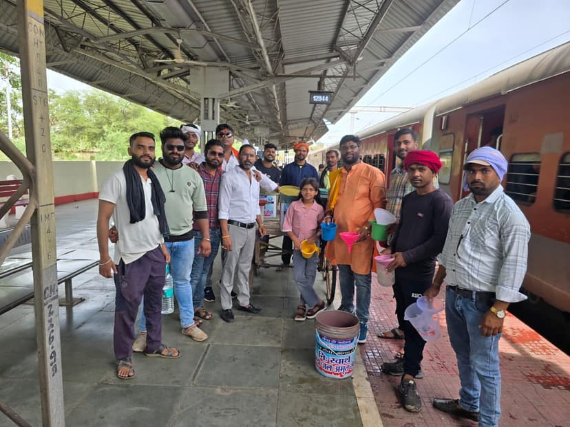 भीषण गर्मी मे शितल पेय जल सेवा