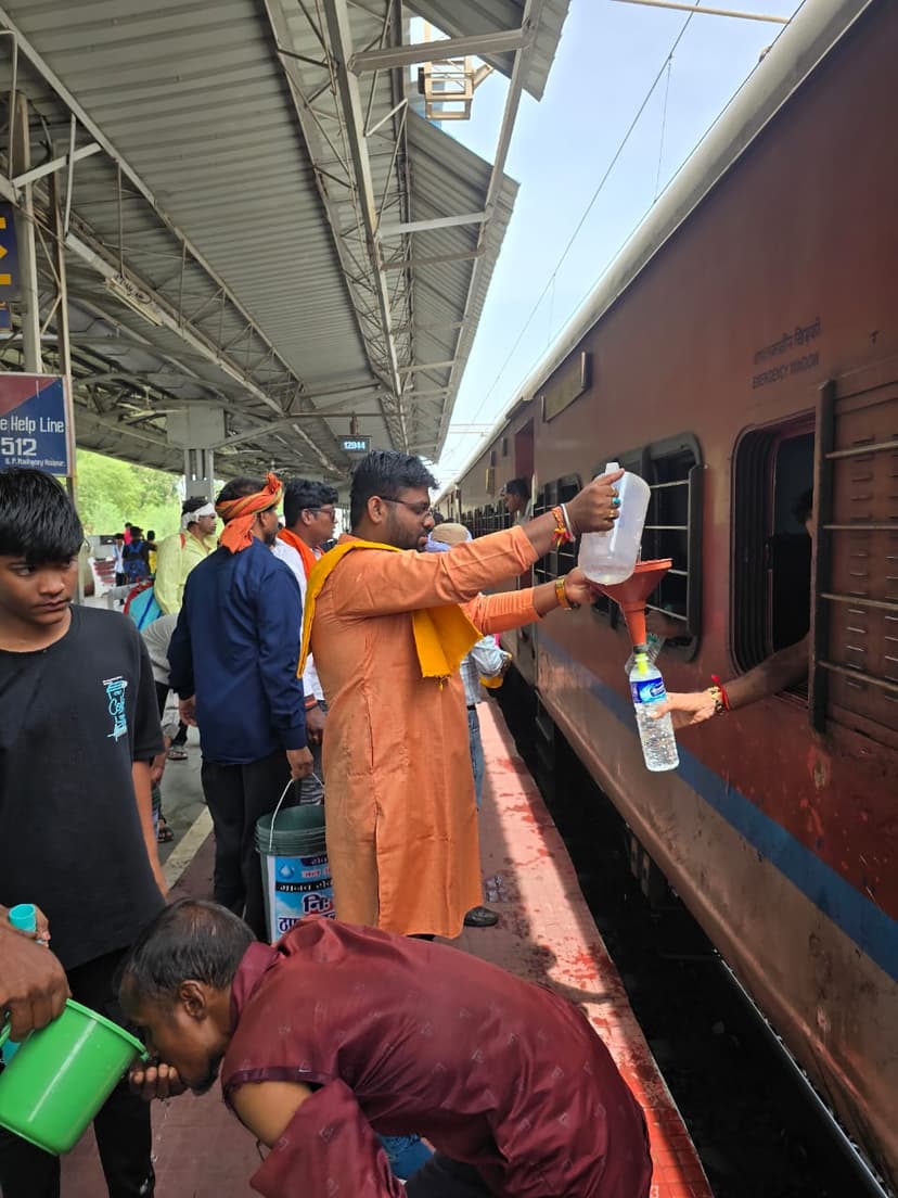 भीषण गर्मी मे शितल पेय जल सेवा